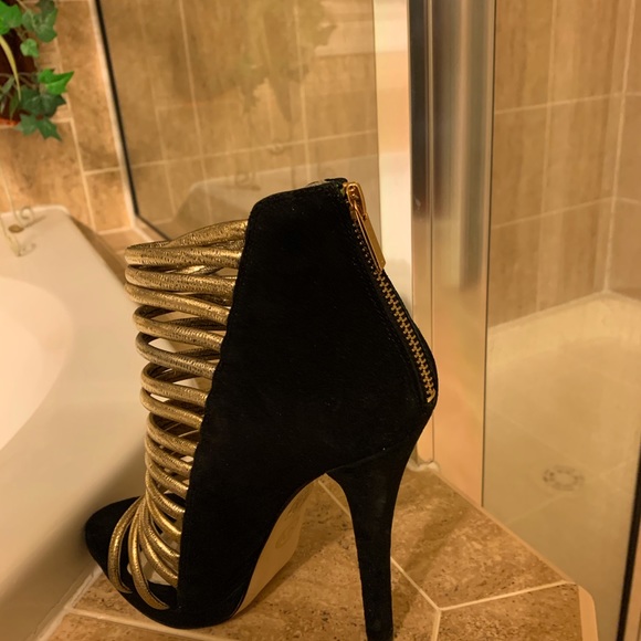 Sharp Heels - Picture 3 of 3